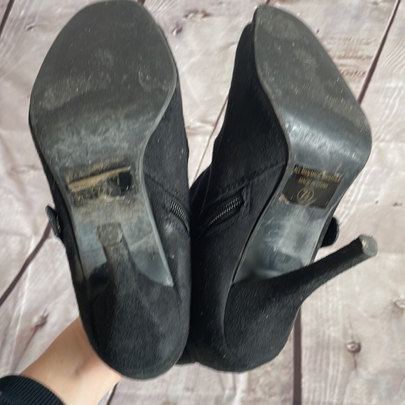 Delicious suede booties in 7.5 - Picture 8 of 8